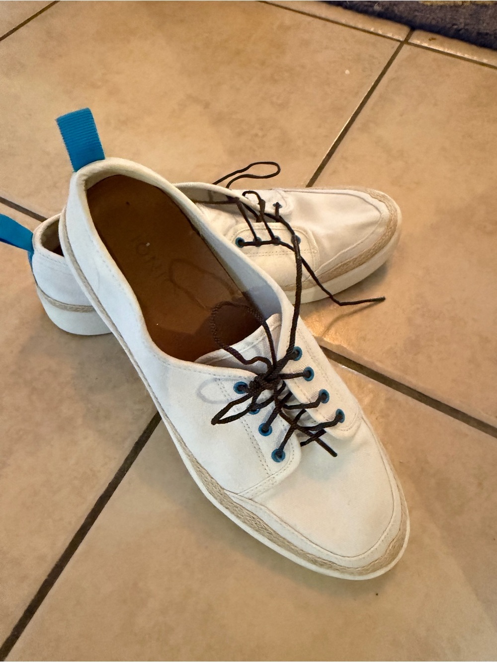 Vionic Women's white Canvas Sneakers with Blue Eyelets